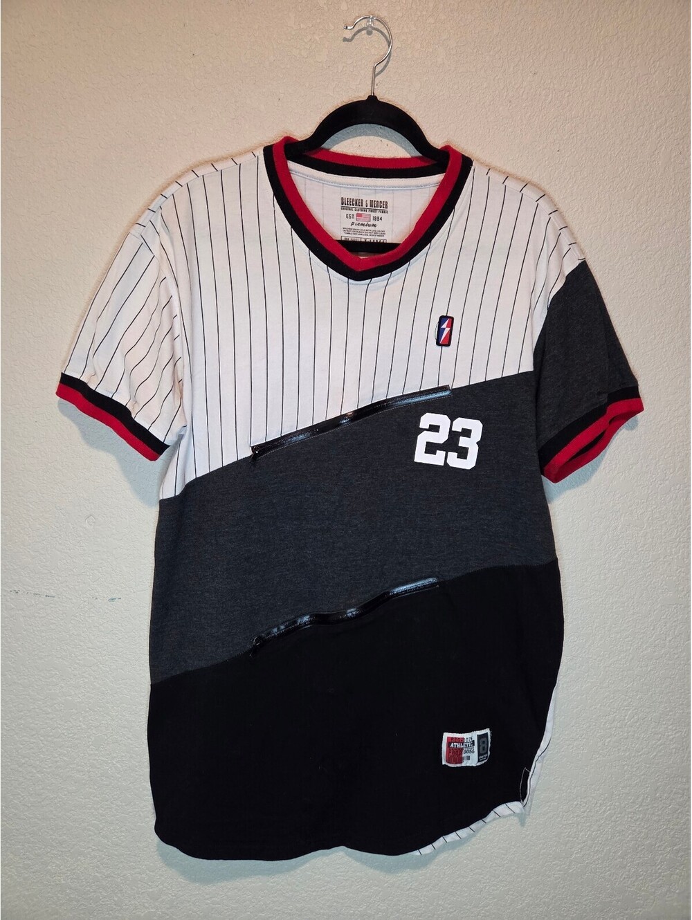 Bleecker & Mercer Athletic Style V-Neck T-Shirt Size XL